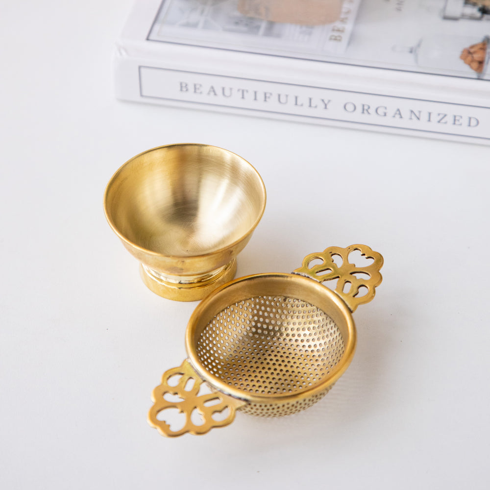 
                  
                    Load image into Gallery viewer, Empress Brass tea strainer ( 5 cms )
                  
                